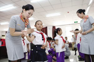 空姐送礼进校园 为困难家庭学生送学习用品和礼仪服务